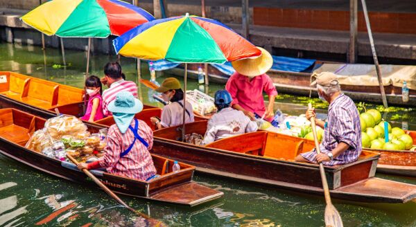 Tag 13: Maeklong-Eisenbahnmarkt und Damnoen Saduak (B/L)
