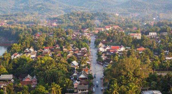 Tag 7: Luang Prabang – Stadtrundfahrt – Kuang-Si-Wasserfall – Abendessen bei Sonnenuntergang auf der Kreuzfahrt (F/A)