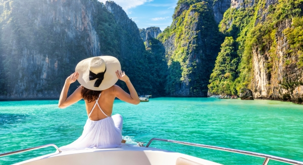 Tag 13: FREIZEIT IN PHUKET (F) – OPTIONALE TOUR: PHI-PHI-INSELN MIT GEMEINSAMEM SPEEDBOOT