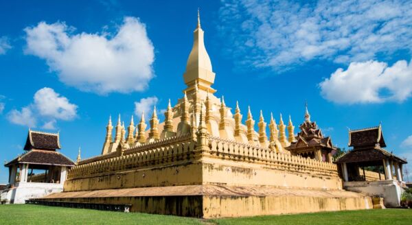 Tag 11: Hanoi – Flug nach Vientiane (F) – Erkundung von Vientiane