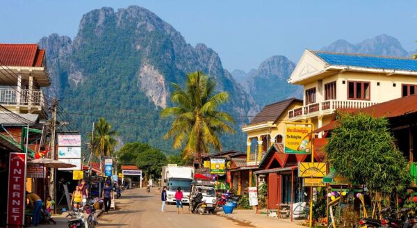 Tag 13: Reise von Vang Vieng nach Luang Prabang mit dem Hochgeschwindigkeitszug – Stadtrundfahrt (F)