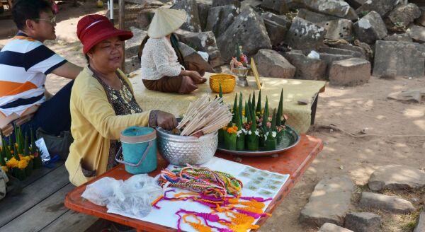 Tag 2: LUANG PRABANG – BLUMENOPFER-KURS – STADTRUNDFAHRT – KUANG-SI-WASSERFALL (B)