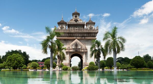 Tag 2: Vientiane – Stadtrundfahrt – Luang Prabang mit dem Zug (F)