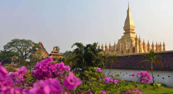 Tag 2: Vientiane – Stadtrundfahrt – Luang Prabang mit dem Zug (F)