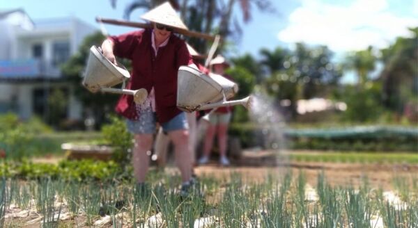Tag 11: Freier Tag in Hoi An (F) – optionaler Laternenbau-Workshop im Dorf Tra Que