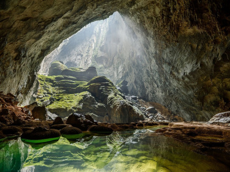 Entdeckung eines geheimnisvollen Sees, der „hängt“ in einer Höhle in Quang Binh