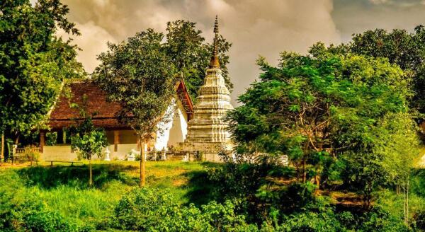 Tag 2: LUANG PRABANG – BLUMENOPFER-KURS – STADTRUNDFAHRT – KUANG-SI-WASSERFALL (B) – PRIVATTOUR