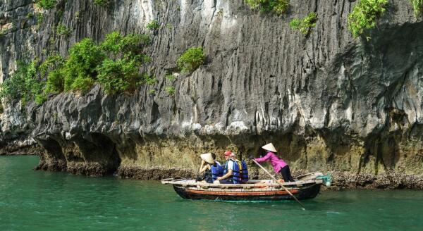 Tag 14: Mit dem Drachen in der Bucht aufwachen – zurück nach Hanoi (F/M)