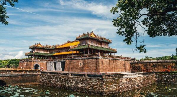 Tag 8: Reise von Hanoi nach Hue – Flug inklusive (F)