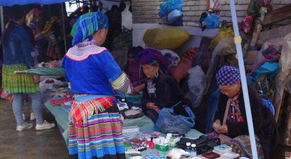 Tag 9: Bac-Ha-Markt – Hanoi (F) – Privater Ausflug