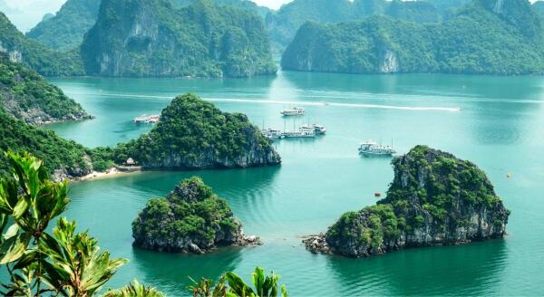 Tag 6: Ausflug zum Naturwunder der Welt – Kreuzfahrt durch die Halong-Bucht (F/M/A)