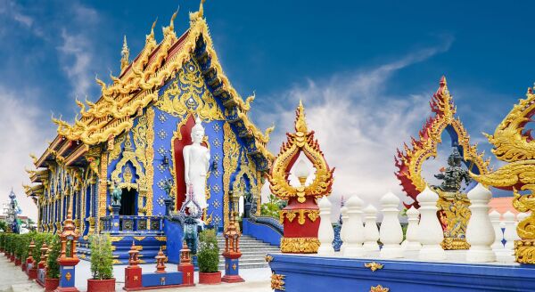 Tag 4: Tagesausflug nach Chiang Rai – Schwarzes Haus, Weißer Tempel und Blauer Tempel (F/M) – Gruppentour