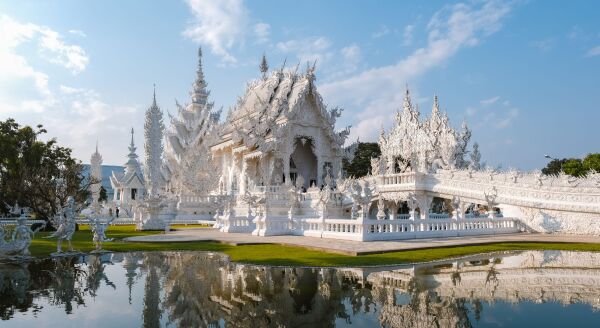 Tag 4: Tagesausflug nach Chiang Rai – Schwarzes Haus, Weißer Tempel und Blauer Tempel (F/M) – Gruppentour