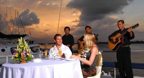 Tag 16: Dinner-Kreuzfahrt bei Sonnenuntergang und Live-Cabaret-Show (B/D)