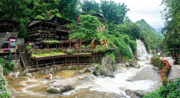 Tag 6: Von Hanoi nach Sapa – Trekking zum Dorf Cat Cat (F/M/A) – Gruppentour