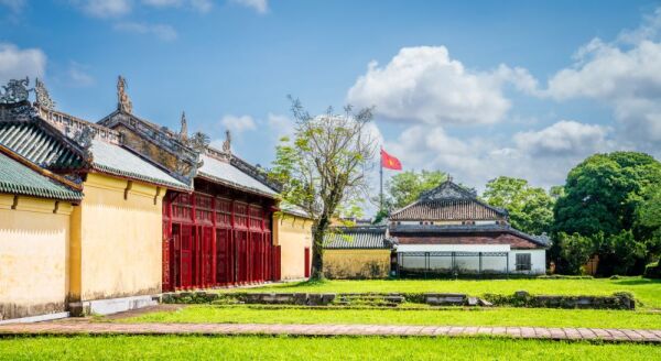 Tag 10: Stadtrundfahrt durch Hue – Flug nach Ho-Chi-Minh-Stadt (B/L) – als Gruppentour